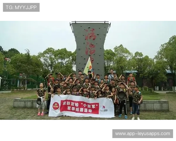 詹姆斯与本地教练合作开展夏令营，报名火爆