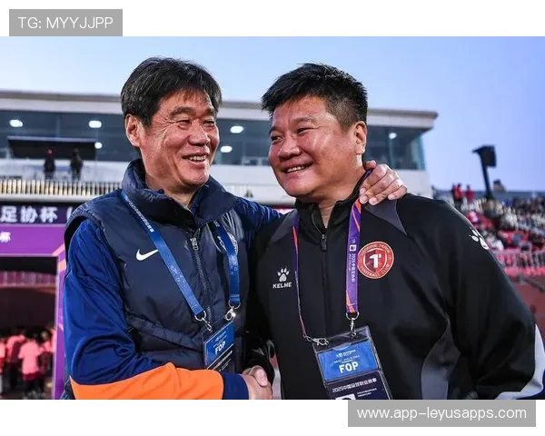 1-0！李霄鹏命真硬！海牛上岸亚泰降级，邓卓翔早早撤下两大外援，李霄鹏冲进球场视频