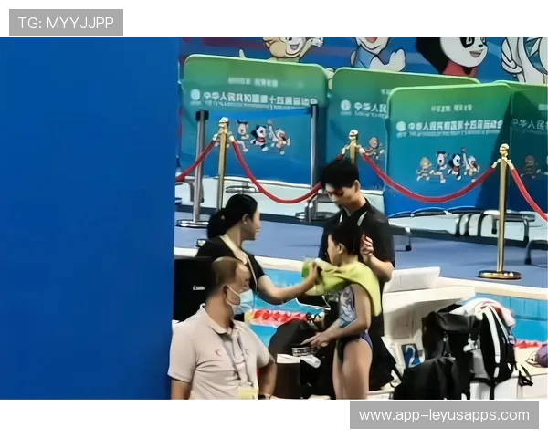 男团十米台“炸裂一跳”全场震撼:赵仁杰单跳高分98.05,零水花引爆全场 男团十米台“炸裂一跳”全场震撼:赵仁杰单跳高分98.05,零水花引爆全场